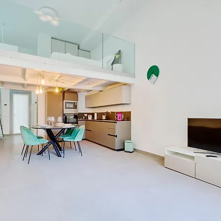 Elegant Loft With Hidden Garden Oasis - Portello شقة *