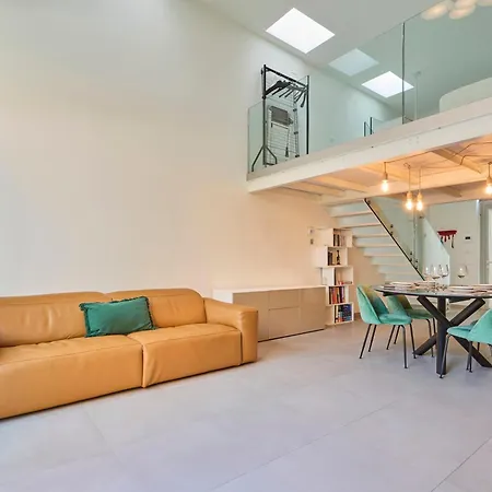 Elegant Loft With Hidden Garden Oasis - Portello شقة