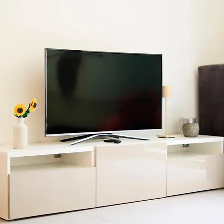 Elegant Loft With Hidden Garden Oasis - Portello شقة *