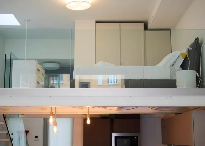 Elegant Loft With Hidden Garden Oasis - Portello Daire