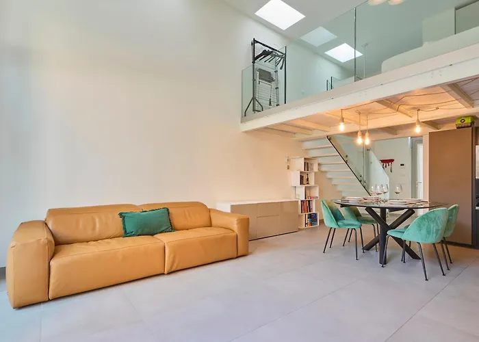 Elegant Loft With Hidden Garden Oasis - Portello Daire