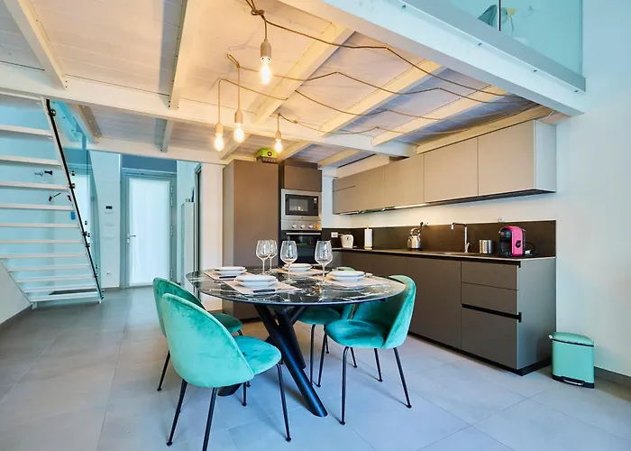 Elegant Loft With Hidden Garden Oasis - Portello Daire