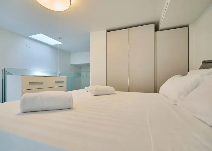 Daire Elegant Loft With Hidden Garden Oasis - Portello